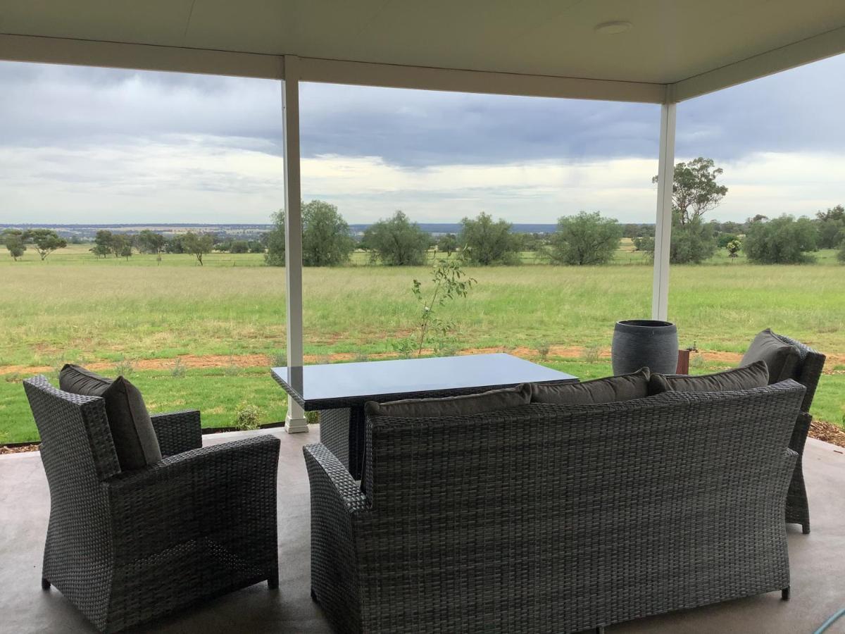 Pericoe Retreat Bed & Breakfast Dubbo Exterior photo