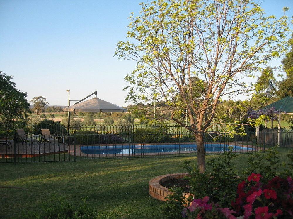 Pericoe Retreat Bed & Breakfast Dubbo Exterior photo